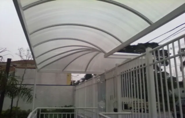 Por que o toldo de policarbonato protege sem eliminar a entrada de luz natural