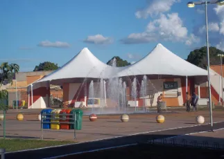Cobertura tensionada para áreas comerciais, eventos e espaços de grande circulação
