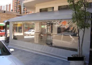 Mais privacidade na varanda sem fechar o ambiente? Conheça o toldo cortina