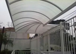 Por que o toldo de policarbonato protege sem eliminar a entrada de luz natural