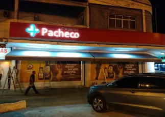 Toldo articulado para comércio: como criar sombra sem ocupar a área de circulação