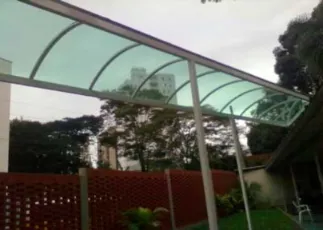 Toldo de policarbonato em garagens, corredores e entradas: onde ele funciona melhor