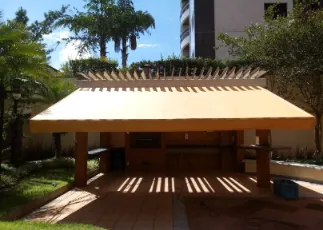 Toldo retrátil para área externa: 5 situações em que a possibilidade de recolher faz diferença