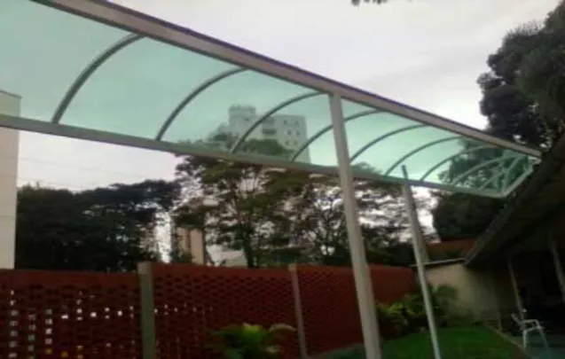 Toldo de policarbonato em garagens, corredores e entradas: onde ele funciona melhor